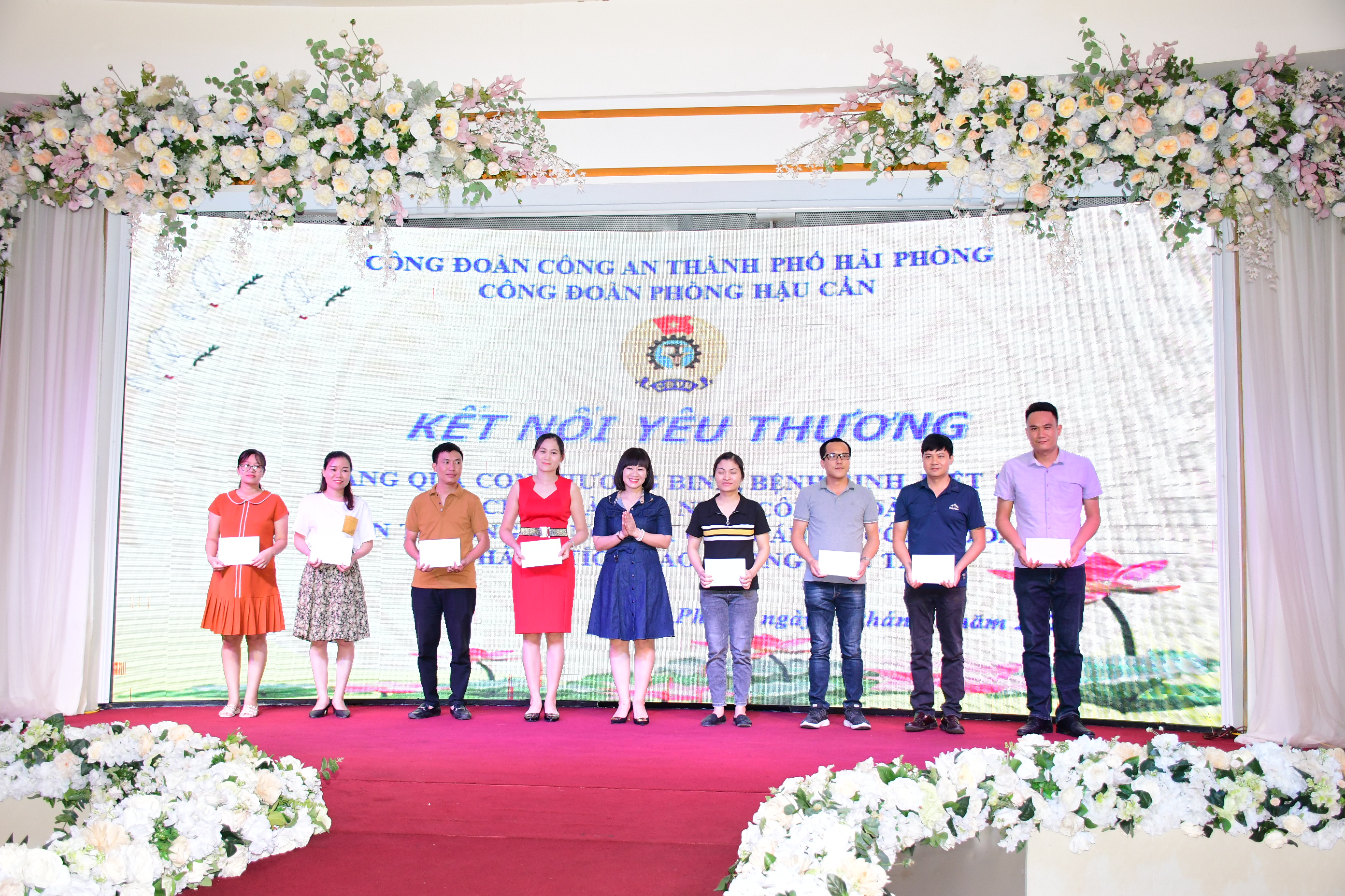 Phòng Hậu cần - CATP: Tổng kết hoạt động hè, tặng quà con nuôi công đoàn và con thương binh liệt sỹ